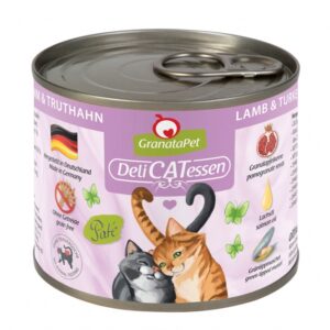 **Warum ist GranataPet so besonders?** GranataPet bietet ein hochwertiges Katzenfutter, das mit Granatapfelkernen angereichert ist, die reich an natürlichen Polyphenolen (Ellagsäure) sind. Diese wertvollen Inhaltsstoffe tragen dazu bei, freie Radikale abzufangen und bieten Ihrer Katze einen effektiven Zellschutz sowie eine Stärkung des Immunsystems. Hergestellt in Deutschland, enthält unser Futter keine künstlichen Konservierungsmittel, kein Getreide, kein Gluten und keine gentechnisch veränderten Organismen (GVO). **Wichtige Inhaltsstoffe:** - **Hochwertiges Fleisch**: 72% Lamm- und Truthahnfleisch (Muskelfleisch, Herz, Leber) - **Nährstoffreiche Brühe**: 24,9% Lamm- und Truthahnbrühe - **Gesunde Fette**: Enthält Lachsöl und Leinöl - **Zusätzliche Vorteile**: Mit Taurin, Grünlippmuschel (natürliches Chondroitin und Glucosamin) für gesunde Gelenke **Fütterungsempfehlung**: GranataPet DeliCatessen ist ideal für ausgewachsene Katzen, sowohl für aktive als auch für sterilisierten Indoor-Katzen. Verwöhnen Sie Ihre Katze mit GranataPet und unterstützen Sie ihre Gesundheit mit einem Futter, das aus besten Zutaten besteht und auf die speziellen Bedürfnisse Ihrer Katze abgestimmt ist. Optimal für eine gesunde und glückliche Katze!