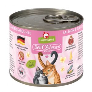 GranataPet ist ein einzigartiges und hochwertiges Futter für Katzen, das mit wertvollen Granatapfelkernen angereichert ist. Diese Kerne sind reich an natürlichen Polyphenolen (Ellagsäure), die helfen, freie Radikale abzufangen und somit den Zellschutz zu fördern. Durch die Stärkung des Immunsystems trägt GranataPet zur Gesundheit Ihrer Katze bei. Hergestellt in Deutschland, enthält unser Futter hochwertige Zutaten wie Lachs, Meeresfrüchte und Hühnerfleisch (72 %), ergänzt mit wertvollem Taurin, Leinöl und der Grünlippmuschel, die natürliches Chondroitin und Glucosamin liefert. Unser Futter ist frei von Getreide, Gluten, Zucker sowie künstlichen Konservierungsstoffen und Aromastoffen, was es zu einer idealen Wahl für ernährungssensible Katzen macht. Verwöhnen Sie Ihre Katze mit GranataPet DeliCatessen – für ein gesundes und glückliches Leben!