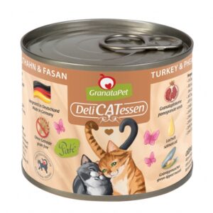GranataPet DeliCatessen ist das ideale Alleinfuttermittel für ausgewachsene Katzen, das durch seine hochwertigen Zutaten besticht. Die spezielle Rezeptur mit 72 % Truthahn- und Fasanenfleisch, angereichert mit wertvollen Granatapfelkernen, bietet Ihrer Katze nicht nur einen köstlichen Geschmack, sondern unterstützt auch die Gesundheit. Granatapfelkerne sind reich an natürlichen Polyphenolen, die helfen, freie Radikale abzufangen und somit das Immunsystem Ihrer Katze zu stärken. Hergestellt in Deutschland, enthält dieses Futter kein Getreide, kein Gluten und keine künstlichen Konservierungsstoffe, was es zur perfekten Wahl für empfindliche Katzen macht. Zudem sind Taurin und wertvolles Leinöl enthalten, um die Vitalität Ihrer Katze zu fördern. Entscheiden Sie sich für GranataPet – für eine gesunde, glückliche Katze!