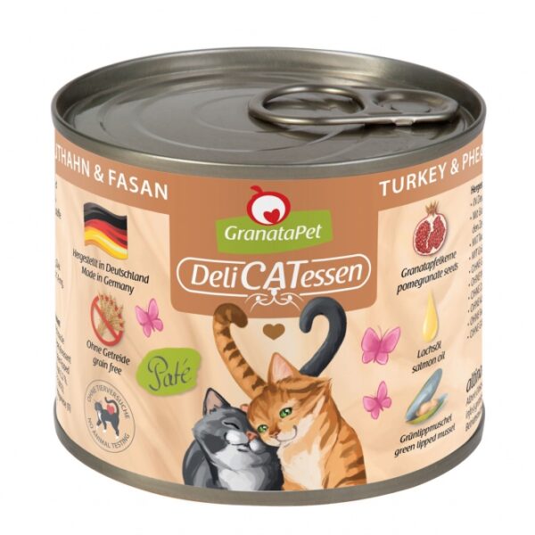 GranataPet DeliCatessen ist das ideale Alleinfuttermittel für ausgewachsene Katzen, das durch seine hochwertigen Zutaten besticht. Die spezielle Rezeptur mit 72 % Truthahn- und Fasanenfleisch, angereichert mit wertvollen Granatapfelkernen, bietet Ihrer Katze nicht nur einen köstlichen Geschmack, sondern unterstützt auch die Gesundheit. Granatapfelkerne sind reich an natürlichen Polyphenolen, die helfen, freie Radikale abzufangen und somit das Immunsystem Ihrer Katze zu stärken. Hergestellt in Deutschland, enthält dieses Futter kein Getreide, kein Gluten und keine künstlichen Konservierungsstoffe, was es zur perfekten Wahl für empfindliche Katzen macht. Zudem sind Taurin und wertvolles Leinöl enthalten, um die Vitalität Ihrer Katze zu fördern. Entscheiden Sie sich für GranataPet – für eine gesunde, glückliche Katze!