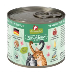 **Warum ist GranataPet so besonders?** GranataPet DeliCatessen Wild PUR ist das ideale Alleinfuttermittel für ausgewachsene Katzen, das nicht nur lecker, sondern auch gesund ist. Die Rezeptur enthält 72 % hochwertiges Wildfleisch, angereichert mit wertvollen Granatapfelkernen, die reich an natürlichen Polyphenolen (Ellagsäure) sind. Diese Inhaltsstoffe unterstützen den Zellschutz und stärken das Immunsystem Ihrer Katze. Hergestellt in Deutschland, enthält das Futter zudem Taurin und Leinöl sowie Grünlippmuschel, die natürliche Quellen von Chondroitin und Glucosamin sind. **Besondere Merkmale:** GranataPet ist **ohne Getreide, Gluten, Zucker und künstliche Konservierungsmittel** und enthält keine gentechnisch veränderten Organismen (GVO). Ideal für Katzen mit besonderen Ernährungsbedürfnissen, bietet es eine ausgewogene Ernährung, die auf die Gesundheit Ihrer Katze abzielt. Mit einem hohen Feuchtigkeitsgehalt von 78 % und einem optimalen Protein- (10,4 %) und Fettgehalt (6,8 %) sorgt dieses Futter für eine gesunde und schmackhafte Mahlzeit, die Ihre Katze lieben wird. Entscheiden Sie sich für GranataPet, um Ihrer Katze die beste Ernährung zu bieten – für ein langes, gesundes und aktives Leben!