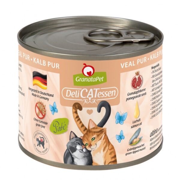 GranataPet DeliCatessen Kalb PUR ist das perfekte Alleinfuttermittel für ausgewachsene Katzen, das durch seine hochwertigen Zutaten überzeugt. Die besondere Rezeptur enthält 72 % Kalbfleisch, angereichert mit wertvollen Granatapfelkernen, die reich an natürlichen Polyphenolen sind. Diese Polyphenole unterstützen den Zellschutz und stärken das Immunsystem Ihrer Katze, indem sie freie Radikale abfangen. Hergestellt in Deutschland, ist dieses Futter frei von Getreide, Gluten und künstlichen Konservierungsmitteln, was es zur idealen Wahl für empfindliche Katzen macht. Mit einem hohen Anteil an Taurin und natürlichen Nährstoffen wie Grünlippmuschel, die Chondroitin und Glucosamin liefert, fördert GranataPet die Gesundheit und Vitalität Ihrer Katze. Verwöhnen Sie Ihre Katze mit einer gesunden und schmackhaften Mahlzeit, die sowohl köstlich als auch nahrhaft ist!