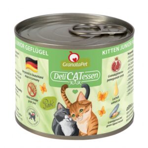 **Warum ist GranataPet so besonders?** GranataPet DeliCatessen ist ein hochwertiges Alleinfuttermittel für heranwachsende Katzen, das speziell entwickelt wurde, um die Gesundheit und das Wohlbefinden Ihrer Katze zu fördern. Die enthaltenen Granatapfelkerne sind reich an natürlichen Polyphenolen (Ellagsäure), die helfen, freie Radikale abzufangen und somit den Zellschutz sowie das Immunsystem Ihrer Katze zu stärken. Hergestellt in Deutschland, überzeugt dieses Futter durch seine hochwertigen Inhaltsstoffe wie Geflügelfleisch (72 %), Taurin, Leinöl und Grünlippmuschel, die natürliche Quellen für Chondroitin und Glucosamin sind. GranataPet ist frei von Getreide, Gluten, Zucker und künstlichen Konservierungsmitteln, was es zu einer idealen Wahl für empfindliche Katzen macht. Verwöhnen Sie Ihre Katze mit einer gesunden Ernährung, die nicht nur köstlich ist, sondern auch die Lebensqualität Ihrer Katze verbessert.