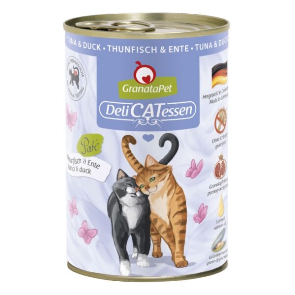 **Optimierte Produktbeschreibung für GranataPet DeliCatessen Thunfisch & Ente** GranataPet DeliCatessen ist das ideale Alleinfuttermittel für ausgewachsene Katzen, das nicht nur köstlich schmeckt, sondern auch zahlreiche gesundheitliche Vorteile bietet. Mit einem hohen Anteil von 72 % hochwertigem Thunfisch und Entenfleisch, angereichert mit wertvollen Granatapfelkernen, fördert es die Gesundheit Ihrer Katze durch natürliche Polyphenole, die freie Radikale abfangen und das Immunsystem stärken. Hergestellt in Deutschland, enthält dieses Futter essentielle Nährstoffe wie Taurin und Leinöl sowie die Vorteile von Grünlippmuschel, die natürliches Chondroitin und Glucosamin liefert. Das Futter ist frei von Getreide, Gluten, Zucker und künstlichen Konservierungsstoffen, was es zur perfekten Wahl für sensible Katzen macht. Die analytischen Bestandteile umfassen 10,3 % Protein und 5,5 % Fett, sowie einen hohen Feuchtigkeitsgehalt von 80 %, der zur Hydration beiträgt. Egal ob Ihre Katze sterilisiert oder aktiv ist, GranataPet bietet eine angepasste Fütterungsempfehlung, um die individuellen Bedürfnisse zu erfüllen. Verwöhnen Sie Ihre Katze mit einem qualitativ hochwertigen Futter, das nicht nur gut schmeckt, sondern auch gesund ist! **Keywords:** GranataPet, Katzenfutter, Alleinfuttermittel, Thunfisch, Ente, Granatapfelkerne, hochwertig, gesund, getreidefrei, glutenfrei, Taurin, Grünlippmuschel, Immunsystem, natürliche Inhaltsstoffe.