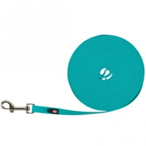 Dieses strapazierfähige Gurtband mit PVC-Ummantelung ist die ideale Lösung für alle, die Wert auf Qualität und Funktionalität legen. Mit einer praktischen Handschlaufe ausgestattet, bietet es zusätzlichen Komfort und Sicherheit bei der Nutzung. Das wasserabweisende und abwischbare Material sorgt dafür, dass das Gurtband auch bei schlechtem Wetter langlebig bleibt und leicht zu reinigen ist. Zudem verfügt es über eine nützliche Öse, die sich perfekt zum Befestigen von Hundemarken oder Flashern eignet. In der ansprechenden Farbe Ozean und mit einer Länge von 10 m und einer Breite von 13 mm ist dieses Gurtband nicht nur funktional, sondern auch optisch ansprechend – ideal für alle, die nach einem günstigen und hochwertigen Produkt suchen.