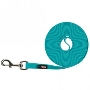 Dieses hochwertige Gurtband mit PVC-Ummantelung ist die perfekte Lösung für alle, die Wert auf Funktionalität und Langlebigkeit legen. Mit einer praktischen Handschlaufe ausgestattet, bietet es einen sicheren Halt und ist ideal für verschiedene Anwendungen, sei es beim Spaziergang mit dem Hund oder beim Befestigen von Zubehör. Das wasserabweisende und abwischbare Material sorgt dafür, dass das Gurtband auch bei Nässe zuverlässig bleibt und leicht zu reinigen ist. Zudem verfügt es über eine nützliche Öse, die sich hervorragend zum Befestigen einer Hundemarke oder eines Flashers eignet. In einem ansprechenden Ozeanblau und mit einer Länge von 5 m und einer Breite von 17 mm ist dieses Gurtband nicht nur funktional, sondern auch stilvoll. Investieren Sie in Qualität und wählen Sie unser vielseitiges Gurtband für Ihre Bedürfnisse!