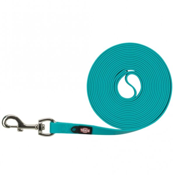 Dieses hochwertige Gurtband mit PVC-Ummantelung ist die perfekte Lösung für alle, die Wert auf Funktionalität und Langlebigkeit legen. Mit einer praktischen Handschlaufe ausgestattet, bietet es einen sicheren Halt und ist ideal für verschiedene Anwendungen, sei es beim Spaziergang mit dem Hund oder beim Befestigen von Zubehör. Das wasserabweisende und abwischbare Material sorgt dafür, dass das Gurtband auch bei Nässe zuverlässig bleibt und leicht zu reinigen ist. Zudem verfügt es über eine nützliche Öse, die sich hervorragend zum Befestigen einer Hundemarke oder eines Flashers eignet. In einem ansprechenden Ozeanblau und mit einer Länge von 5 m und einer Breite von 17 mm ist dieses Gurtband nicht nur funktional, sondern auch stilvoll. Investieren Sie in Qualität und wählen Sie unser vielseitiges Gurtband für Ihre Bedürfnisse!
