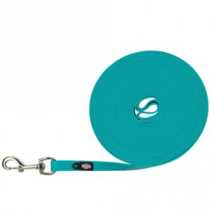 Dieses hochwertige Gurtband mit PVC-Ummantelung ist die ideale Lösung für alle, die Wert auf Funktionalität und Komfort legen. Mit einer praktischen Handschlaufe ausgestattet, bietet es nicht nur einen sicheren Halt, sondern ist auch wasserabweisend und abwischbar, was es besonders pflegeleicht macht. Die integrierte Öse ermöglicht eine einfache Befestigung von Hundemarken oder Flashern, sodass Sie immer gut vorbereitet sind. In der ansprechenden Farbe Ozean und mit einer Länge von 10 m und einer Breite von 17 mm ist dieses Gurtband sowohl stilvoll als auch vielseitig einsetzbar. Entdecken Sie die Vorteile dieses robusten und funktionalen Gurtbands für Ihre täglichen Bedürfnisse!