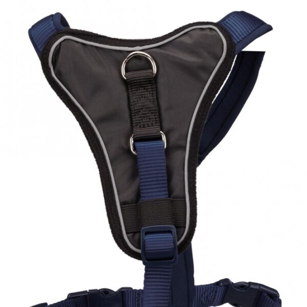 Dieses hochwertige Gurtband ist ideal für Hundehalter, die Wert auf Sicherheit und Komfort legen. Es bietet eine optimale Druckverteilung dank des breiten Brustpolsters, das für zusätzlichen Komfort sorgt. Der stufenlos verstellbare Bruststeg und Bauchgurt ermöglichen eine individuelle Anpassung für Ihren Hund, während die Neoprenpolsterung für ein angenehmes Tragegefühl sorgt. Mit einem zusätzlichen Anleinring und reflektierenden Elementen im Brustbereich erhöhen Sie die Sichtbarkeit und Sicherheit bei nächtlichen Spaziergängen. Das Gurtband ist in der eleganten Farbe Indigo erhältlich und passt für Hunde mit einem Bauchumfang von ca. 37-45 cm in der Größe XS-S. Die Materialbreite von ca. 15 mm sorgt für hohe Stabilität und Langlebigkeit. Entscheiden Sie sich für dieses Gurtband, um Ihrem Hund die beste Kombination aus Sicherheit und Komfort zu bieten!
