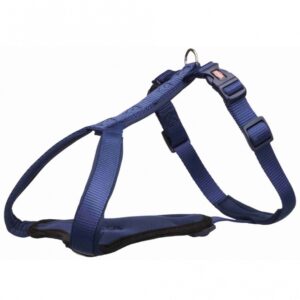 Dieses hochwertige Gurtband ist ideal für Hundehalter, die Wert auf Sicherheit und Komfort legen. Es bietet eine optimale Druckverteilung dank des breiten Brustpolsters, das für zusätzlichen Komfort sorgt. Der stufenlos verstellbare Bruststeg und Bauchgurt ermöglichen eine individuelle Anpassung für Ihren Hund, während die Neoprenpolsterung für ein angenehmes Tragegefühl sorgt. Mit einem zusätzlichen Anleinring und reflektierenden Elementen im Brustbereich erhöhen Sie die Sichtbarkeit und Sicherheit bei nächtlichen Spaziergängen. Das Gurtband ist in der eleganten Farbe Indigo erhältlich und passt für Hunde mit einem Bauchumfang von ca. 37-45 cm in der Größe XS-S. Die Materialbreite von ca. 15 mm sorgt für hohe Stabilität und Langlebigkeit. Entscheiden Sie sich für dieses Gurtband, um Ihrem Hund die beste Kombination aus Sicherheit und Komfort zu bieten!