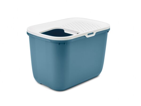 Die moderne Katzentoilette Hop In ist die perfekte Lösung für Katzenliebhaber, die Wert auf Sauberkeit und Benutzerfreundlichkeit legen. Mit ihrem innovativen Einstieg an der Oberseite minimiert sie das Herausschaufeln von Katzenstreu und sorgt dafür, dass der Boden immer sauber bleibt. Das durchdachte Sieb an der Oberseite befördert Katzenstreu, das an den Pfoten Ihrer Katze haftet, zurück in die Toilette, wodurch die Reinigung erleichtert wird. Besonders praktisch ist die Hop In für Katzenhalter mit Hunden, da der obere Einstieg verhindert, dass Hunde an den Inhalt der Toilette gelangen. Der abnehmbare Deckel ermöglicht eine mühelose Reinigung und kann seitlich aufgehängt werden. Mit den kompakten Maßen von 58,5 cm x 39 cm x 39,5 cm und der ansprechenden Farbgestaltung in Weiß und Blau ist diese Katzentoilette nicht nur funktional, sondern auch ein stilvolles Accessoire für Ihr Zuhause. Entscheiden Sie sich für die Hop In Katzentoilette und genießen Sie eine saubere und hygienische Umgebung für Ihre Haustiere!