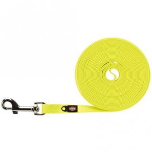 Die Easy Life Schleppleinen sind aus einem strapazierfähigen Gurtband mit PVC-Ummantelung gefertigt, was sie besonders langlebig und robust macht. Diese hochwertigen Schleppleinen sind ideal für die Hundeausbildung, sei es zum Antrainieren von Kommandos aus der Ferne oder für die Fährtenarbeit und Nachsuche bei der Jagd. Mit einer Breite von 13 mm und einer Länge von 5 m bieten sie Ihrem Hund optimale Bewegungsfreiheit und Sicherheit. Die auffällige Farbe Neongelb sorgt dafür, dass die Leine auch bei schlechten Lichtverhältnissen gut sichtbar ist. Zudem lassen sich die Easy Life Schleppleinen ganz einfach durch Abwischen reinigen, was sie zu einem praktischen Begleiter für jeden Hundebesitzer macht. Holen Sie sich jetzt die perfekte Schleppleine für die Ausbildung Ihres Hundes!