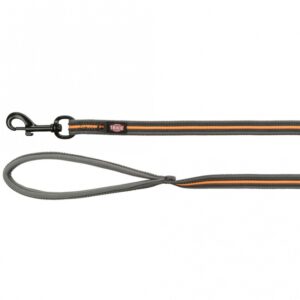 Dieses hochwertige Gurtband mit einer neoprengepolsterten Handschlaufe ist die ideale Lösung für alle Hundebesitzer, die Wert auf Sicherheit und Komfort legen. Mit einer Länge von 15 m und einer Breite von 17 mm bietet es ausreichend Spielraum für Spaziergänge und Abenteuer im Freien. Die rutschfeste und griffige Oberfläche sorgt dafür, dass Sie auch in stressigen Situationen stets die Kontrolle behalten. Zudem verfügt das Gurtband über eine praktische Öse, die sich hervorragend zum Befestigen der Hundemarke oder eines Flashers eignet. In der ansprechenden Farbe Grafit/Papaya ist dieses Gurtband nicht nur funktional, sondern auch ein echter Hingucker. Entscheiden Sie sich für Qualität und Sicherheit – für unbeschwerte Ausflüge mit Ihrem Vierbeiner!