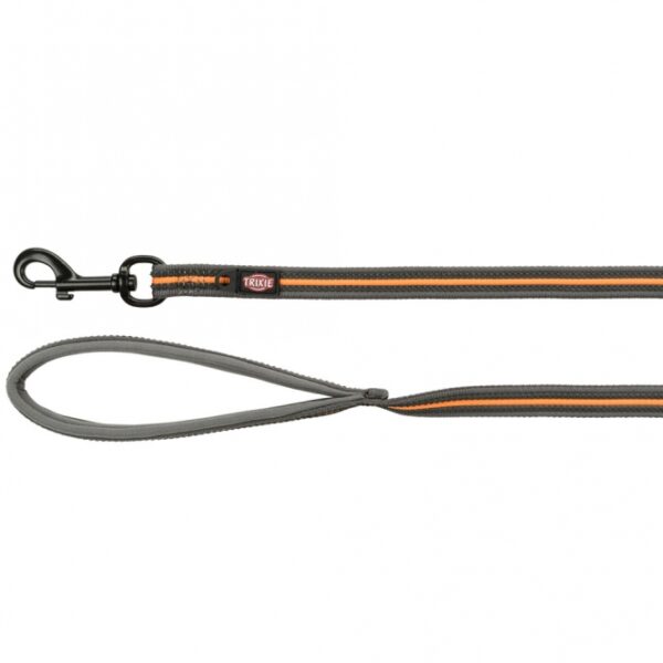 Dieses hochwertige Gurtband mit einer neoprengepolsterten Handschlaufe ist die ideale Lösung für alle Hundebesitzer, die Wert auf Sicherheit und Komfort legen. Mit einer Länge von 15 m und einer Breite von 17 mm bietet es ausreichend Spielraum für Spaziergänge und Abenteuer im Freien. Die rutschfeste und griffige Oberfläche sorgt dafür, dass Sie auch in stressigen Situationen stets die Kontrolle behalten. Zudem verfügt das Gurtband über eine praktische Öse, die sich hervorragend zum Befestigen der Hundemarke oder eines Flashers eignet. In der ansprechenden Farbe Grafit/Papaya ist dieses Gurtband nicht nur funktional, sondern auch ein echter Hingucker. Entscheiden Sie sich für Qualität und Sicherheit – für unbeschwerte Ausflüge mit Ihrem Vierbeiner!