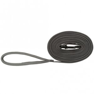 Entdecken Sie unser hochwertiges Gurtband mit einer praktischen neoprengepolsterten Handschlaufe, das ideal für Hundebesitzer ist. Mit einer Länge von 15 m und einer Breite von 17 mm bietet es ausreichend Flexibilität und Sicherheit beim Spaziergang. Die rutschfeste und griffige Oberfläche sorgt dafür, dass Sie auch bei Nässe einen festen Halt haben. Zudem ist das Gurtband mit einer praktischen Öse ausgestattet, perfekt zum Befestigen von Hundemarken oder Flashlights. Die elegante Farbkombination in Grafit und Ozean macht es zu einem stilvollen Accessoire für jeden Hund. Wählen Sie Qualität und Komfort für unbeschwerte Ausflüge mit Ihrem Vierbeiner!