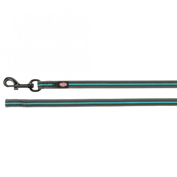 Entdecken Sie unser hochwertiges Gurtband mit einer praktischen neoprengepolsterten Handschlaufe, das ideal für Hundebesitzer ist. Mit einer Länge von 15 m und einer Breite von 17 mm bietet es ausreichend Flexibilität und Sicherheit beim Spaziergang. Die rutschfeste und griffige Oberfläche sorgt dafür, dass Sie auch bei Nässe einen festen Halt haben. Zudem ist das Gurtband mit einer praktischen Öse ausgestattet, perfekt zum Befestigen von Hundemarken oder Flashlights. Die elegante Farbkombination in Grafit und Ozean macht es zu einem stilvollen Accessoire für jeden Hund. Wählen Sie Qualität und Komfort für unbeschwerte Ausflüge mit Ihrem Vierbeiner!