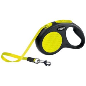 Diese hochwertige Gurt-Roll-Leine von Flexi ist der ideale Begleiter für Hundebesitzer, die Wert auf Sicherheit und Komfort legen. Mit ihrem innovativen Kurzhub-Bremssystem ermöglicht sie eine präzise Kontrolle und sorgt dafür, dass Sie Ihren Hund jederzeit sicher führen können. Das auffällige schwarze Gehäuse und die stark reflektierende neonfarbene Komponente garantieren Sichtbarkeit, auch bei schlechten Lichtverhältnissen. Die Größe S bietet eine Länge von 5 m und ist für Hunde bis zu 15 kg geeignet. Zudem ist die Leine mit einem reflektierenden Streifen ausgestattet und kann durch die Flexi Multi Box und das LED Lightning System individuell erweitert werden. Wählen Sie die Farbe Neongelb für einen modernen Look, der sowohl funktional als auch stilvoll ist. Diese Leine vereint hohe Qualität mit durchdachtem Design – perfekt für jeden Hundebesitzer!