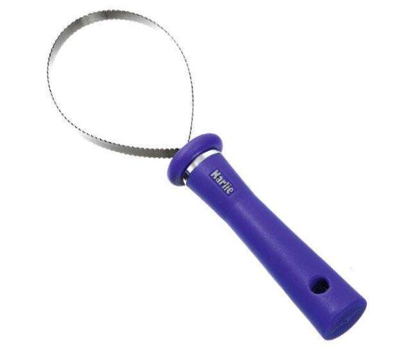 Dieser blauer Felltrimmer für Katzen aus der renommierten Karlie Perfect Care Pflegeserie ist die ideale Wahl für die Pflege von kurzem Fell. Mit einer praktischen Größe von ca. 22 cm ermöglicht er eine einfache Handhabung und sorgt für eine gründliche Entfernung von losem Haar und Verfilzungen. Der hochwertige Felltrimmer ist nicht nur effektiv, sondern auch sanft zur Haut Ihrer Katze, was ihn zu einem unverzichtbaren Pflegewerkzeug macht. Entdecken Sie die Vorteile eines gepflegten Fells und schenken Sie Ihrer Katze das Wohlbefinden, das sie verdient – mit diesem günstigen und qualitativ hochwertigen Felltrimmer von Karlie.