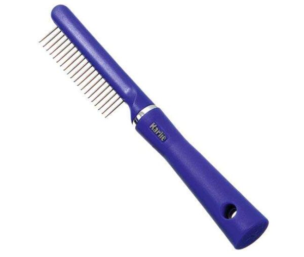 Der blauer Entwirrungskamm mit rotierenden Zähnen aus der beliebten Karlie Perfect Care Pflegeserie ist das ideale Pflegewerkzeug für Katzenliebhaber. Mit einer praktischen Größe von 22 cm ermöglicht dieser hochwertige Kamm eine sanfte und effektive Entwirrung des Fells, wodurch Verfilzungen und Knoten mühelos entfernt werden. Die rotierenden Zähne sorgen nicht nur für eine gründliche Reinigung, sondern massieren auch die Haut Ihrer Katze, was die Durchblutung fördert und das Wohlbefinden steigert. Investieren Sie in die Pflege Ihrer Katze mit diesem leistungsstarken und benutzerfreundlichen Entwirrungskamm – für ein gesundes und glänzendes Fell!