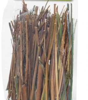 Entdecken Sie den aromatischen und gesunden Knabberspaß in seiner ursprünglichsten Form mit unseren hochwertigen Kümmel-Stäbchen! Diese speziellen Snacks unterstützen nicht nur die Verdauung, sondern regen auch die Darmtätigkeit an, was sie zur idealen Wahl für alle Ziervögel und Nager macht. Die Kümmel-Stäbchen fördern den physiologischen Zahnabrieb bei Zwergkaninchen und Nagern und bieten gleichzeitig eine sanfte Linderung von Blähungen und Magen-Darm-Koliken. Als Einzelfuttermittel sind sie perfekt geeignet für eine abwechslungsreiche Ernährung Ihrer kleinen Lieblinge. Mit einem hohen Gehalt an Rohfaser (41,8%) und wichtigen Nährstoffen wie Calcium und Phosphor sind diese Stäbchen eine gesunde und schmackhafte Ergänzung für jeden Futterplan. Füttern Sie je nach Größe Ihres Tieres täglich bis zu 2 Stäbchen und sorgen Sie so für das Wohlbefinden Ihrer Tiere!