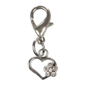 Dieser bezaubernde Schmuckanhänger in Form eines Herzens mit einer wunderschönen Blume ist aus hochwertigem Metall gefertigt und mit funkelnden Strasssteinchen verziert. Er lässt sich mühelos am Halsband von Hunden oder Katzen befestigen, dank des praktischen Hakens. Mit einer Größe von ca. 16 x 12 mm und einer Gesamtlänge von ca. 4 cm ist dieser Anhänger nicht nur ein stilvolles Accessoire, sondern auch ein tolles Geschenk für Tierliebhaber. Gönnen Sie Ihrem Haustier diesen einzigartigen Schmuck, der sowohl Qualität als auch einen Hauch von Eleganz bietet. Ideal für jeden Anlass – machen Sie das Leben Ihres vierbeinigen Freundes noch schöner!
