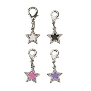 Dieser bezaubernde Schmuckanhänger in Form eines Sterns ist aus hochwertigem Metall gefertigt und mit funkelnden Strasssteinchen verziert. Er lässt sich mühelos mit dem montierten Haken am Halsband Ihres Hundes oder Ihrer Katze befestigen, wodurch er zu einem idealen Accessoire für Haustierliebhaber wird. Mit einer Größe von ca. 19 x 19 mm und einer Gesamtlänge von ca. 4 cm ist dieser Anhänger perfekt proportioniert. Eine Farbwahl ist leider nicht möglich, da die Farbe je nach Lagerbestand ausgewählt wird, aber Sie können zwischen stilvollen Farben wie Schwarz, Weiß, Lila und Rosa wählen. Machen Sie das Halsband Ihres Haustieres zu etwas Besonderem mit diesem charmanten Schmuckstück, das sowohl Qualität als auch Stil vereint!