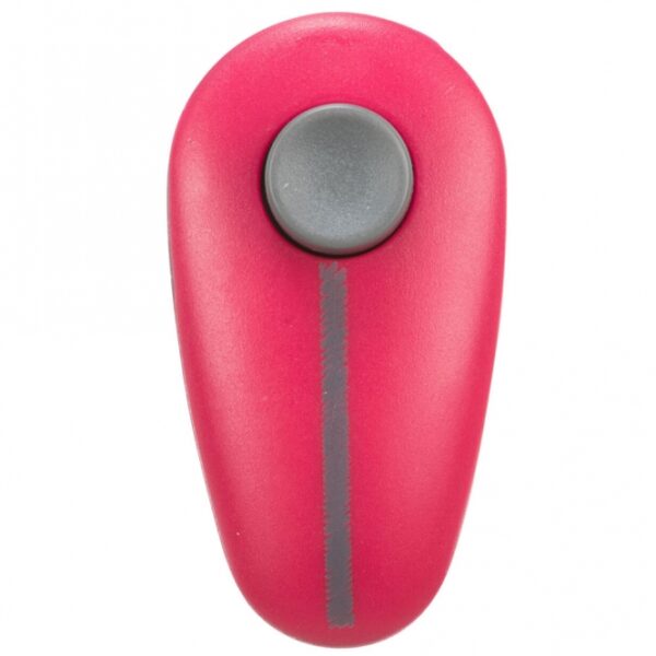 Dieser praktische Clicker für das Training von Haustieren ist ideal für Hunde, Katzen, Kaninchen und Vögel. Mit seiner speziellen Clicker-Taste gewährleistet er ein konstant gleichbleibendes Geräusch, das für die effektive Ausbildung mittels der Signalton-Methode unerlässlich ist. Dank der drehbaren Schlaufe ist der Clicker immer griffbereit und ermöglicht eine individuelle Handhabung. Das Produkt besteht aus hochwertigem Kunststoff, PVC und Metall und wird mit einer hilfreichen Anleitung geliefert, die Tipps und Tricks für das optimale Training enthält. Bitte beachten Sie, dass der Clicker in verschiedenen Farben erhältlich ist, eine Farbauswahl jedoch nicht möglich ist. Perfekt für alle Tierliebhaber, die auf der Suche nach einem günstigen und effektiven Trainingswerkzeug sind!