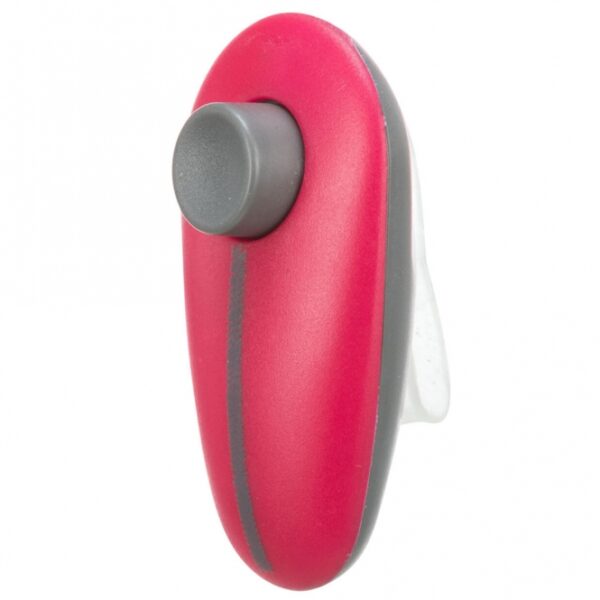Dieser praktische Clicker für das Training von Haustieren ist ideal für Hunde, Katzen, Kaninchen und Vögel. Mit seiner speziellen Clicker-Taste gewährleistet er ein konstant gleichbleibendes Geräusch, das für die effektive Ausbildung mittels der Signalton-Methode unerlässlich ist. Dank der drehbaren Schlaufe ist der Clicker immer griffbereit und ermöglicht eine individuelle Handhabung. Das Produkt besteht aus hochwertigem Kunststoff, PVC und Metall und wird mit einer hilfreichen Anleitung geliefert, die Tipps und Tricks für das optimale Training enthält. Bitte beachten Sie, dass der Clicker in verschiedenen Farben erhältlich ist, eine Farbauswahl jedoch nicht möglich ist. Perfekt für alle Tierliebhaber, die auf der Suche nach einem günstigen und effektiven Trainingswerkzeug sind!