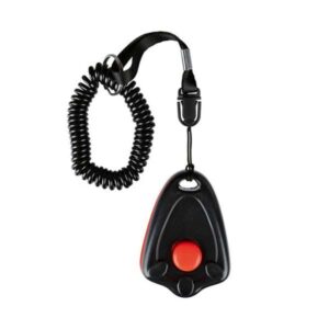 Dieser hochwertige Clicker für Hunde ist das ideale Hilfsmittel für die effektive Ausbildung Ihres Vierbeiners. Mit einer benutzerfreundlichen Clicker-Taste und einem praktischen Gürtelclip an einer ausziehbaren Nylonschnur ist er perfekt für die sanfte Erziehung Ihres Hundes. Die Clicker-Methode basiert auf der speziellen Signalton-Methode, die ohne Bestrafung auskommt und auf einfache Belohnung sowie Motivation setzt. Egal, ob Welpe oder erwachsener Hund, diese Trainingsmethode ist in jedem Alter und in jeder Ausbildungsphase anwendbar. Der Clicker signalisiert Ihrem Hund eine Belohnung, auf die ein kleines Leckerli folgen sollte, um das Lernen zu fördern. Im beiliegenden Übungsheft finden Sie hilfreiche Anleitungen für das Training mit dem Clicker. **Details:** - Material: Kunststoff - Mit Clicker-Taste - Gürtelclip an einer ausziehbaren Nylonschnur - Trainingsanleitung beiliegend Farbe: Schwarz/Rot oder Rot/Schwarz (Farbwahl je nach Lagerbestand). Dieser Clicker ist nicht nur effektiv, sondern auch ein günstiges und qualitativ hochwertiges Zubehör für die Hundeerziehung!