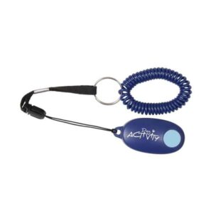 Der Soft-Clicker von Trixie ist das ideale Trainingswerkzeug für Welpen und sensible Tiere. Mit seiner speziellen Clicker-Taste erzeugt er ein sanftes, gleichbleibendes Geräusch, das das Training angenehm und stressfrei gestaltet. Dank der praktischen Spiralschlaufe lässt sich der Soft-Clicker einfach am Handgelenk befestigen, sodass er jederzeit griffbereit ist. Der Schnellverschluss ermöglicht eine unkomplizierte Abnahme von der Handbefestigung. Zusätzlich erhalten Sie ein wertvolles Übungsheft mit Tipps und Tricks, um das optimale Training für Ihren Hund zu gewährleisten. Die Farben des Soft-Clickers variieren je nach Lagerbestand und können Dunkelblau/Hellblau oder Creme/Schwarz sein. Investieren Sie in den Soft-Clicker von Trixie für effektives und liebevolles Hundetraining!