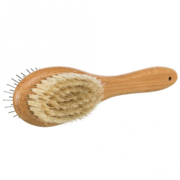 Entdecken Sie die vielseitige Bürste mit Naturborsten und Metallborsten, die ideal für die Pflege aller Felltypen ist, sei es Langhaar, Seidenhaar, Zotthaar oder Kurzhaar. Hergestellt aus hochwertigem Bambus, bietet diese Bürste nicht nur eine umweltfreundliche Option, sondern sorgt auch für eine gründliche und sanfte Fellpflege. Mit den praktischen Noppen entfernt sie effektiv Verfilzungen und sorgt für ein glänzendes Fell. Mit den kompakten Maßen von ca. 5 x 19 cm ist sie zudem leicht zu handhaben und perfekt für den täglichen Gebrauch. Investieren Sie in die beste Pflege für Ihr Haustier und erleben Sie den Unterschied!