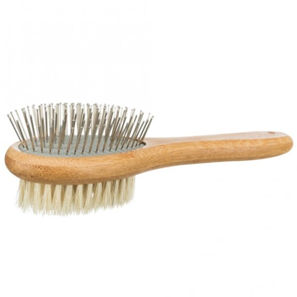 Entdecken Sie die vielseitige Bürste mit Naturborsten und Metallborsten, die ideal für die Pflege aller Felltypen ist, sei es Langhaar, Seidenhaar, Zotthaar oder Kurzhaar. Hergestellt aus hochwertigem Bambus, bietet diese Bürste nicht nur eine umweltfreundliche Option, sondern sorgt auch für eine gründliche und sanfte Fellpflege. Mit den praktischen Noppen entfernt sie effektiv Verfilzungen und sorgt für ein glänzendes Fell. Mit den kompakten Maßen von ca. 5 x 19 cm ist sie zudem leicht zu handhaben und perfekt für den täglichen Gebrauch. Investieren Sie in die beste Pflege für Ihr Haustier und erleben Sie den Unterschied!