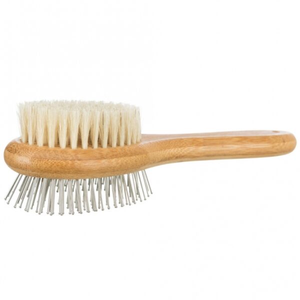 Entdecken Sie die vielseitige Bürste mit Naturborsten und Metallborsten, die ideal für die Pflege aller Felltypen ist, sei es Langhaar, Seidenhaar, Zotthaar oder Kurzhaar. Hergestellt aus hochwertigem Bambus, bietet diese Bürste nicht nur eine umweltfreundliche Option, sondern sorgt auch für eine gründliche und sanfte Fellpflege. Mit den praktischen Noppen entfernt sie effektiv Verfilzungen und sorgt für ein glänzendes Fell. Mit den kompakten Maßen von ca. 5 x 19 cm ist sie zudem leicht zu handhaben und perfekt für den täglichen Gebrauch. Investieren Sie in die beste Pflege für Ihr Haustier und erleben Sie den Unterschied!