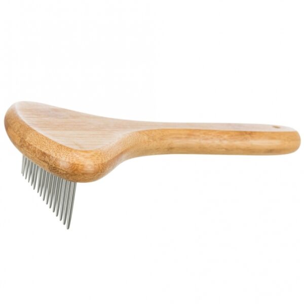 Dieser hochwertige Pflegekamm aus Bambus ist ideal zur Pflege der Unterwolle bei Hunden mit Lockhaar und Langhaar/Seidenhaar. Mit einer Zinkenlänge von 2,5 cm ermöglicht er eine gründliche und schonende Entwirrung des Fells, sodass Ihr Haustier sich wohlfühlt und sein Fell gesund bleibt. Die kompakten Maße von ca. 10 x 17 cm machen diesen Kamm zu einem praktischen Begleiter für unterwegs oder zu Hause. Vertrauen Sie auf hohe Qualität und Nachhaltigkeit mit diesem Bambuskamm, der die Fellpflege erleichtert und das Wohlbefinden Ihres Hundes fördert.