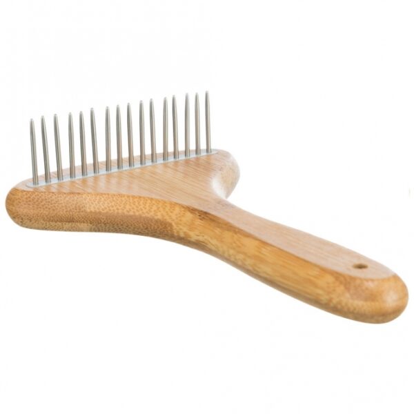 Dieser hochwertige Pflegekamm aus Bambus ist ideal zur Pflege der Unterwolle bei Hunden mit Lockhaar und Langhaar/Seidenhaar. Mit einer Zinkenlänge von 2,5 cm ermöglicht er eine gründliche und schonende Entwirrung des Fells, sodass Ihr Haustier sich wohlfühlt und sein Fell gesund bleibt. Die kompakten Maße von ca. 10 x 17 cm machen diesen Kamm zu einem praktischen Begleiter für unterwegs oder zu Hause. Vertrauen Sie auf hohe Qualität und Nachhaltigkeit mit diesem Bambuskamm, der die Fellpflege erleichtert und das Wohlbefinden Ihres Hundes fördert.