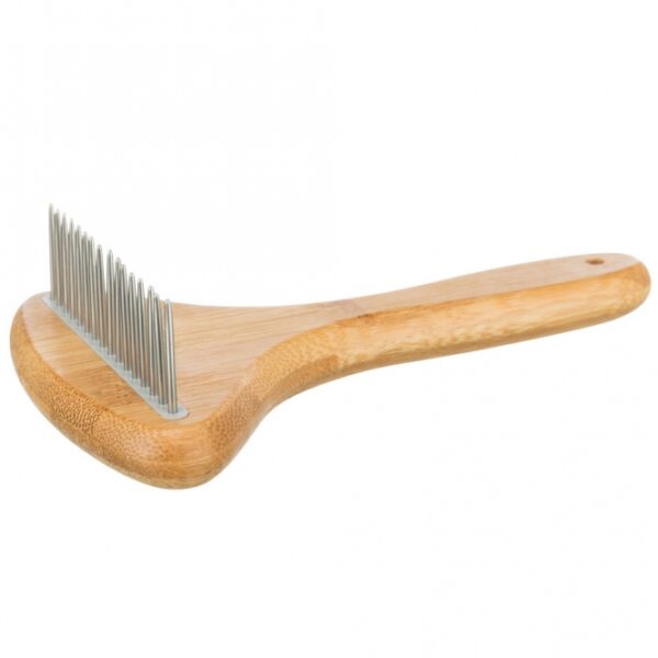 Dieser hochwertige Pflegekamm aus Bambus ist ideal zur Pflege der Unterwolle bei Hunden mit Lockhaar und Langhaar/Seidenhaar. Mit einer Zinkenlänge von 2,5 cm ermöglicht er eine gründliche und schonende Entwirrung des Fells, sodass Ihr Haustier sich wohlfühlt und sein Fell gesund bleibt. Die kompakten Maße von ca. 10 x 17 cm machen diesen Kamm zu einem praktischen Begleiter für unterwegs oder zu Hause. Vertrauen Sie auf hohe Qualität und Nachhaltigkeit mit diesem Bambuskamm, der die Fellpflege erleichtert und das Wohlbefinden Ihres Hundes fördert.