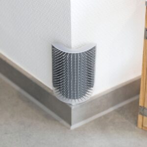 Entdecken Sie die perfekte Alternative zur herkömmlichen Fellbürste mit unserem innovativen Fellpflegegerät! Dieses hochwertige Produkt fördert die natürliche Fellpflege Ihres Haustiers, massiert sanft die Haut und entfernt lose Haare effektiv. Dank der flexiblen Borsten ist es sowohl für kurzes als auch für langes Fell geeignet und lässt sich problemlos an Ecken und geraden Oberflächen befestigen. Inklusive Katzenminze und praktischem Montagematerial bietet es nicht nur Massage und Glanz, sondern auch ein ansprechendes Erlebnis für Ihr Tier. Mit einer kompakten Größe von ca. 8 × 13 cm und in einem eleganten Grau ist dieses Pflegegerät nicht nur funktional, sondern auch stilvoll. Gönnen Sie Ihrem Liebling die beste Fellpflege mit unserem günstigen und hochwertigen Produkt!