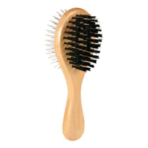 Diese hochwertige Bürste von Trixie ist ideal für die schonende Pflege von Deckhaaren und Unterwolle bei Hunden. Hergestellt aus robustem Holz, garantiert sie eine langlebige Nutzung. Die speziellen Drahtborsten mit Endnoppen sorgen für eine sanfte Entwirrung, während die Nylonborsten auf der Rückseite das Fell zusätzlich glätten und pflegen. Diese Bürste eignet sich hervorragend für verschiedene Felltypen, darunter Langhaar, Zotthaar und Stockhaar. Mit einer praktischen Größe von ca. 6 x 17 cm ist sie perfekt für die tägliche Fellpflege geeignet. Investieren Sie in die beste Pflege für das Fell Ihres Hundes – für ein gesundes und glänzendes Aussehen!