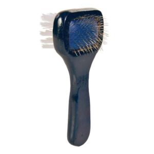 Diese hochwertige doppelseitige Bürste von Trixie ist das ideale Werkzeug für die optimale Pflege Ihres Haustierfells. Sie vereint zwei Bürsten in einem Produkt: Die robusten Drahtborsten sind perfekt zum Kämmen von dichter Unterwolle geeignet, während die weichen Nylonborsten das Fell entstauben und glätten, um einen strahlenden Glanz zu erzielen. Hergestellt aus hochwertigem Holz und ausgestattet mit extra sanften Borsten, sorgt diese Bürste für eine besonders schonende Fellpflege – ideal für Langhaar-, Rauhaar-, Kurzhaar- und Lockhaar-Typen. Mit einer handlichen Größe von ca. 6 x 13 cm passt sie perfekt in jede Hand. Bitte beachten Sie, dass die Bürste in verschiedenen Farben erhältlich ist, jedoch die Farbwahl je nach Lagerbestand erfolgt. Investieren Sie in die beste Pflege für Ihr Haustier und genießen Sie die Vorteile einer professionellen Fellpflege zu Hause!