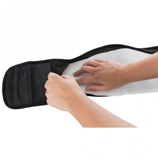 Dieser hochwertige Inkontinenz-Slip ist ideal für Menschen, die eine zuverlässige Lösung suchen. Er besteht aus atmungsaktivem Mesh-Material, das für optimalen Komfort sorgt und die Haut atmen lässt. Der Slip wird mit 3 praktischen Wechseleinlagen geliefert, die separat erhältlich sind (Art. 23666–23669), und ist aus strapazierfähigem Polyester und Elasthan gefertigt. Er kann bei 30°C gewaschen werden, was die Pflege erleichtert. In einem eleganten Dunkelblau und der Größe XL (Taillenumfang ca. 65-75 cm) ist dieser Slip nicht nur funktional, sondern auch stilvoll. Entdecken Sie die Vorteile eines hochwertigen Inkontinenzprodukts, das sowohl Komfort als auch Sicherheit bietet!