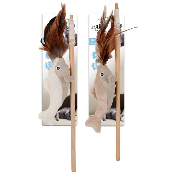 Entdecken Sie das perfekte Katzenspielzeug für Ihren kleinen Freund! Diese hochwertige Katzenangel mit fester Schnur und einem flauschigen Plüsch-Fisch, der mit weichen Federn verziert ist, regt den natürlichen Jagd- und Spieltrieb Ihrer Katze optimal an. Ihr Stubentiger wird es lieben, den Fisch zu fangen und zu erbeuten – ein aufregendes Spielvergnügen für alle Katzenliebhaber! Der stabile Holzstab sorgt dafür, dass die Angel selbst den aktivsten Katzen standhält. Ein besonderes Highlight ist die Katzenminze im Inneren des Fisches, die selbst die scheuesten Samtpfoten hinter dem Herd hervorlockt. Die Angel hat eine Länge von ca. 35 cm, der Fisch misst ca. 14 cm in der Länge und 5 cm in der Breite. Bitte beachten Sie, dass die Farbauswahl vom Lagerbestand abhängt. Gönnen Sie Ihrer Katze dieses unterhaltsame und ansprechende Spielzeug für stundenlangen Spaß!
