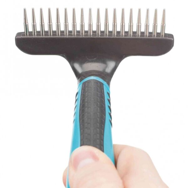 Dieser hochwertige Fellpflegekamm ist ideal zur gründlichen Pflege der Unterwolle und des Deckhaars Ihres Haustiers. Mit einer Zinkenlänge von 2 cm entfernt er sanft Verfilzungen und sorgt für glänzendes, gesundes Fell. Der ergonomische Kunststoffgriff mit Gummieinlage bietet einen sicheren Halt und eine komfortable Handhabung während der Anwendung. Die kompakten Maße von ca. 10 × 15 cm machen ihn zum perfekten Begleiter für die Fellpflege von Langhaar-, Zotthaar- und Rauhaarrassen. Investieren Sie in die beste Pflege für das Fell Ihres Vierbeiners und genießen Sie die Vorteile eines gepflegten und glücklichen Haustiers!