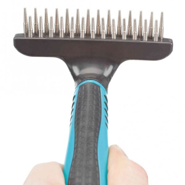 Dieser hochwertige Pflegekamm ist ideal zur gründlichen Pflege von Unterwolle und Deckhaaren bei Hunden mit Langhaar, Zotthaar und Rauhaar. Mit zwei Zinkenlängen von 1,5 cm und 2 cm ermöglicht er eine effektive Entwirrung und Entfernung von losem Fell. Der ergonomische Kunststoffgriff mit Gummieinlage sorgt für einen sicheren Halt und eine angenehme Handhabung. Mit den kompakten Maßen von ca. 10 × 15 cm ist dieser Kamm nicht nur handlich, sondern auch perfekt für die tägliche Fellpflege. Investiere in die beste Pflege für das Fell deines Vierbeiners und erlebe die Vorteile eines professionellen Pflegewerkzeugs!