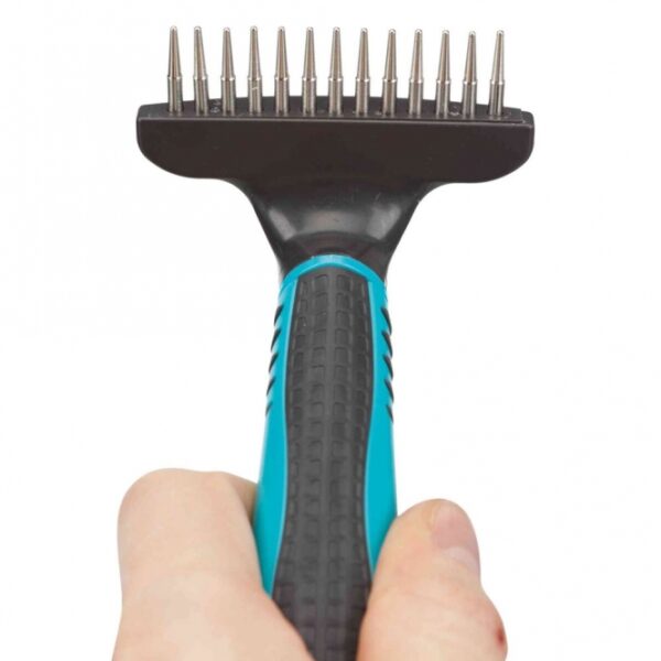 Dieser hochwertige Fellentwirrer ist der perfekte Helfer für die schonende Fellpflege Ihrer Haustiere. Mit seinem ergonomischen Kunststoffgriff und der rutschfesten Gummieinlage liegt er angenehm in der Hand und ermöglicht eine mühelose Anwendung. Die rotierenden, abgerundeten Zinken mit einer Länge von ca. 2 cm sind speziell für die Pflege der Unterwolle konzipiert und sorgen für ein sanftes Entwirren ohne Ziepen. Mit den Gesamtmaßen von ca. 7 x 14 cm ist er ideal für verschiedene Felltypen geeignet, darunter Langhaar, Seidenhaar und Langhaarkatzen. Ob Collie, Golden Retriever oder Main Coon – dieser Fellentwirrer bringt das Fell Ihrer Lieblinge zum Strahlen. Investieren Sie in die hohe Qualität dieses Pflegewerkzeugs und genießen Sie das Ergebnis: gesundes, glänzendes Fell ohne Mühe!