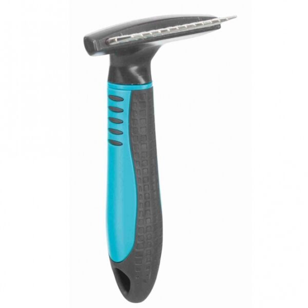 Dieser hochwertige Fellentwirrer ist der perfekte Helfer für die schonende Fellpflege Ihrer Haustiere. Mit seinem ergonomischen Kunststoffgriff und der rutschfesten Gummieinlage liegt er angenehm in der Hand und ermöglicht eine mühelose Anwendung. Die rotierenden, abgerundeten Zinken mit einer Länge von ca. 2 cm sind speziell für die Pflege der Unterwolle konzipiert und sorgen für ein sanftes Entwirren ohne Ziepen. Mit den Gesamtmaßen von ca. 7 x 14 cm ist er ideal für verschiedene Felltypen geeignet, darunter Langhaar, Seidenhaar und Langhaarkatzen. Ob Collie, Golden Retriever oder Main Coon – dieser Fellentwirrer bringt das Fell Ihrer Lieblinge zum Strahlen. Investieren Sie in die hohe Qualität dieses Pflegewerkzeugs und genießen Sie das Ergebnis: gesundes, glänzendes Fell ohne Mühe!