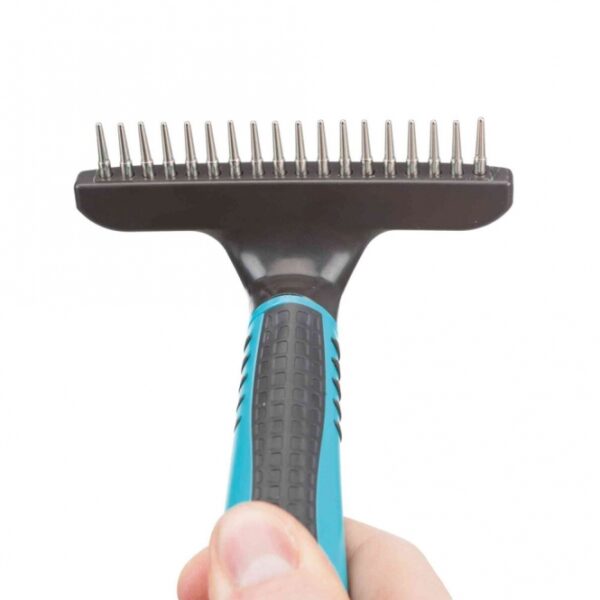 Dieser hochwertige Pflegekamm ist ideal zur Pflege der Unterwolle Ihres Haustieres. Mit einer Zinkenlänge von 1,5 cm und rotierenden Zinken sorgt er für eine gründliche Entwirrung und Entfernung von losem Haar, sowohl für Deckhaar als auch für Unterwolle. Der ergonomische Kunststoffgriff mit Gummieinlage bietet einen sicheren Halt und macht die Anwendung angenehm. Dieser Kamm eignet sich hervorragend für Kurzhaar-, Glatthaar- und Rauhaarrassen und hat kompakte Maße von ca. 10 × 15 cm. Investieren Sie in die Pflege Ihres Vierbeiners mit diesem praktischen und effektiven Pflegewerkzeug – für ein gesundes und glänzendes Fell!