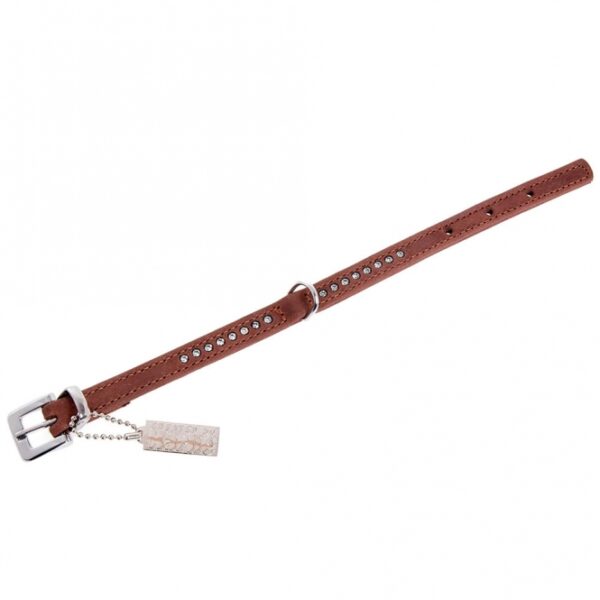 Dieses auffallend schöne Halsband aus hochwertigem Büffelleder ist nicht nur ein echter Hingucker, sondern bietet Ihrem Hund auch einen außergewöhnlichen Tragekomfort. Handgefertigt aus erstklassigen Materialien, zeichnet es sich durch Strapazierfähigkeit, Reißfestigkeit und Langlebigkeit aus. In der eleganten Farbe Braun und mit einer Gesamtlänge von ca. 24 cm und einer Breite von 10 mm ist dieses Halsband perfekt für Hunde aller Größen. Der funkelnde Strassbesatz ist in einreihiger Ausführung verarbeitet und verleiht dem Halsband einen besonderen Glanz. Dank der doppelt gebugten Kante ist es besonders fellschonend und angenehm zu tragen. Die Scotchgard-Ausrüstung sorgt dafür, dass das Halsband pflegeleicht und unempfindlich gegen Schmutz und Feuchtigkeit ist. Egal ob klassisch in Schwarz oder Braun oder in modischen Farben – das Buffalo-Programm bietet für jede Hunderasse und jeden Geschmack das passende Produkt. Mit einer großen Auswahl an Größen von XS bis XL ist für jeden Hund das ideale Halsband dabei. Entscheiden Sie sich für Qualität und Stil – Ihr Hund wird es Ihnen danken!
