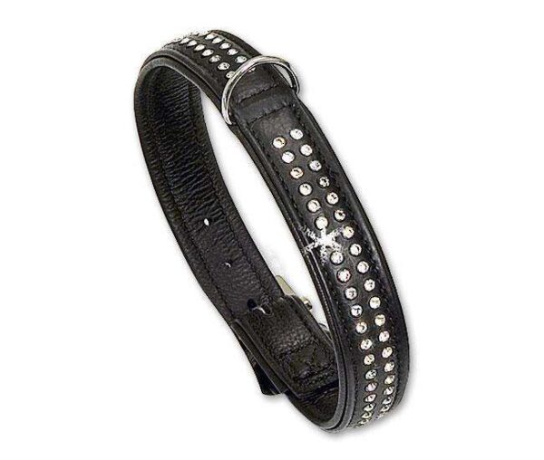 Entdecken Sie unser VINTAGE Strasshalsband, das perfekte Accessoire für stilbewusste Hunde. Diese hochwertige Feinlederserie besticht durch ihren angesagten Retrolook und ist üppig mit modischem Strass in glasreiner Qualität besetzt. Gefertigt aus weichem Feinleder, überzeugt das Halsband durch beste Verarbeitungsqualität und Langlebigkeit. Der Strassbesatz ist sicher zwischen den Lagen des Leders eingenäht, wodurch die Steine mit ihrem feurigen Funkeln im Lichtspiel hervorstechen. Jedes Halsband wird in Handarbeit in Deutschland hergestellt und ist nicht nur strapazierfähig, sondern auch reißfest. Wählen Sie zwischen elegantem weißen (Pastellfarben) oder klassischem schwarzen Softleder. Die Vintage-Reihe bietet edle Lederleinen und Halsbänder in modischen Trendfarben, die alle handvernäht sind und aus feinsten Materialien bestehen. Gönnen Sie Ihrem vierbeinigen Freund das Beste – für Stil und Komfort!