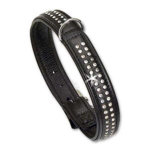 Entdecken Sie unser VINTAGE Strasshalsband – die perfekte Kombination aus hochwertigem Feinleder und elegantem Retrolook. Dieses stilvolle Halsband ist üppig mit modischem Strass in glasreiner Qualität besetzt, der für ein atemberaubendes Funkeln im Licht sorgt. Hergestellt in Deutschland, zeichnet sich das Halsband durch beste Verarbeitung und Handarbeit aus. Der Strassbesatz ist sicher zwischen den Lagen des weichen Leders eingenäht, was die Strapazierfähigkeit und Langlebigkeit des Produkts garantiert. Wählen Sie zwischen elegantem weißen (Pastellfarben) oder schwarzem Softleder für einen individuellen Look. Unsere Vintage-Reihe umfasst edle Lederleinen und Halsbänder in angesagten Trendfarben, die nicht nur optisch überzeugen, sondern auch durch ihre reißfeste und langlebige Qualität bestechen. Verleihen Sie Ihrem Outfit mit diesem einzigartigen Strasshalsband einen Hauch von Glamour!