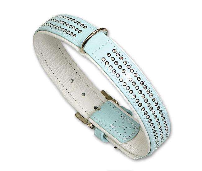 Entdecken Sie unser VINTAGE Strasshalsband, ein echtes Highlight der Feinlederserie im angesagten Retrolook. Dieses stilvolle Halsband ist üppig mit modischem Strass in glasreiner Qualität besetzt, der durch sein feuriges Funkeln im Licht besticht. Gefertigt aus weichem Feinleder, überzeugt es durch beste Verarbeitungsqualität und ist handvernäht in Deutschland. Der Strassbesatz ist sicher zwischen den Lagen des Leders eingenäht, sodass Sie sich auf Strapazierfähigkeit und Langlebigkeit verlassen können. Wählen Sie zwischen elegantem weißen (Pastellfarben) oder klassischem schwarzen Softleder, um Ihrem Look einen besonderen Akzent zu verleihen. Unsere Vintage-Reihe bietet edle Lederleinen und Halsbänder in modischen Trendfarben, die nicht nur optisch überzeugen, sondern auch höchsten Komfort bieten. Holen Sie sich jetzt dieses hochwertige Strasshalsband und setzen Sie ein modisches Statement!